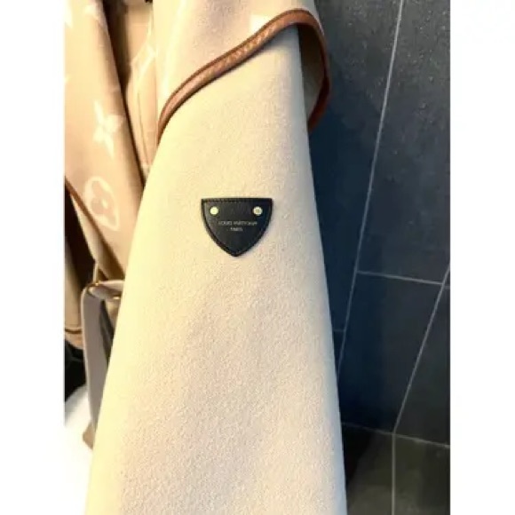 Wonderful Louis Vuitton capeIn wool and cashmereWith hoodSize S. - Picture 9 of 11